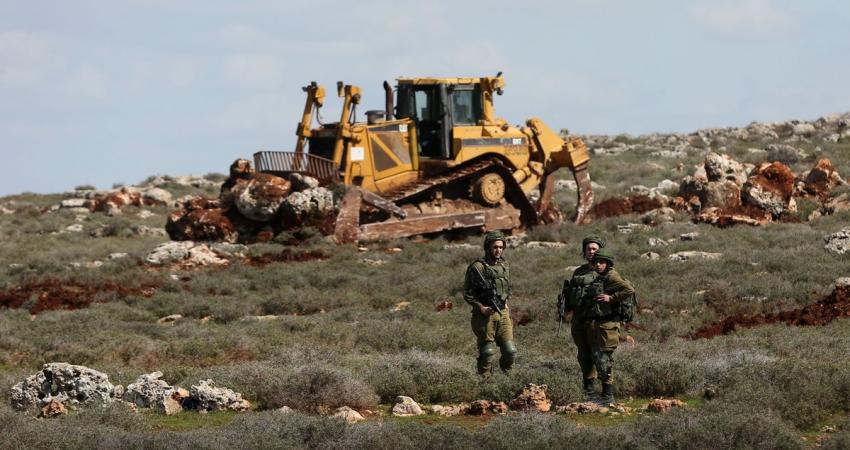مستوطنون يجرفون عدة أراض في القدس