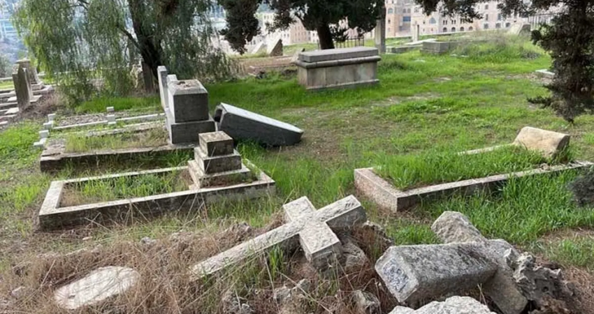 حماس تعقب على اعتداء المستوطنين على المقبرة "البروتستانتية" بالقدس