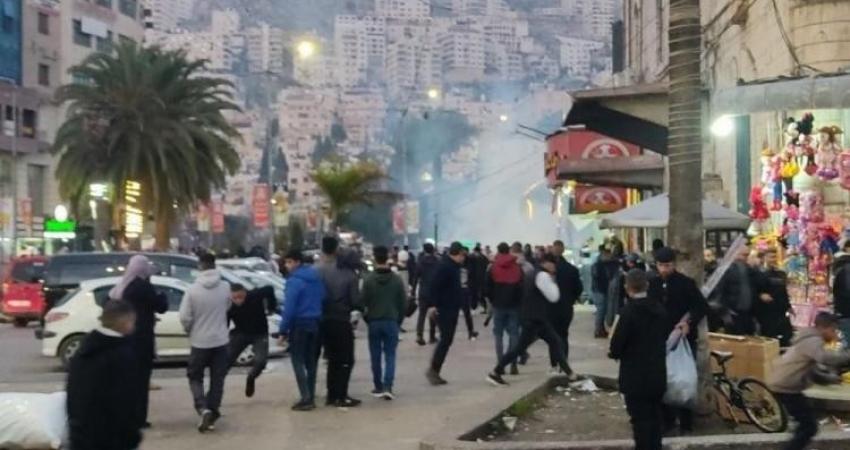 المركز الفلسطيني يدين قمع أمن السلطة لمسيرة نابلس