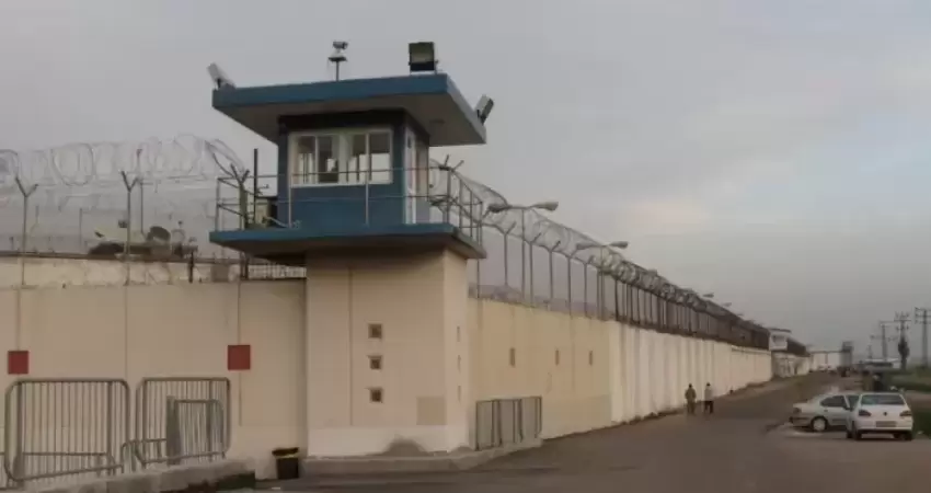 إدارة سجن النقب تواصل عزل (68) أسيرًا جماعياً وتنكّل بهم