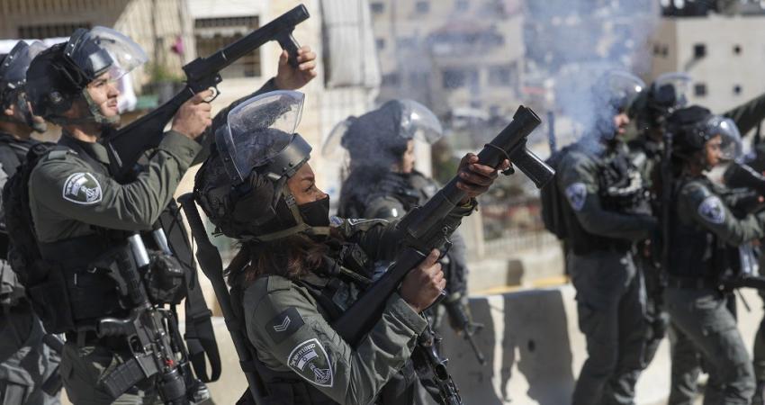 الاحتلال يقتحم منزل منفذ عملية القدس ويعتقل زوجته