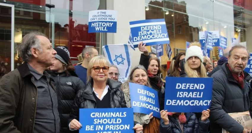 مئات اليهود يتظاهرون أمام سفارة "إسرائيل" بلندن احتجاجا على نتنياهو