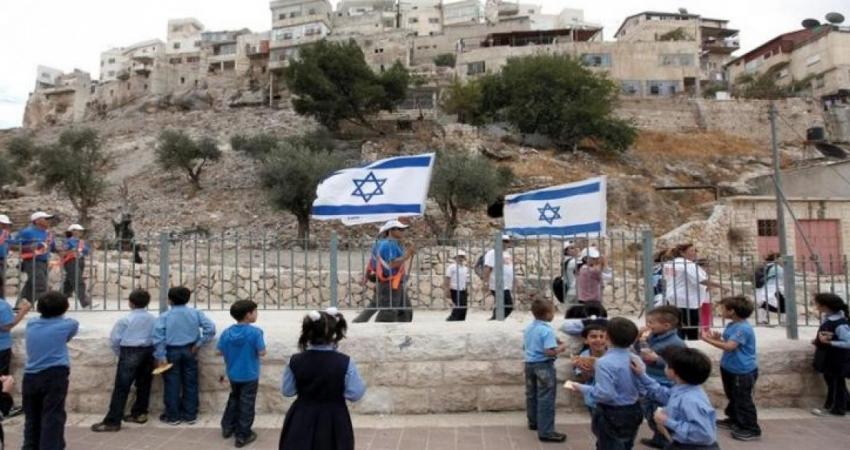 اعتصام لأولياء الأمور بالقدس رفضا لدمج الاحتلال مدرستين