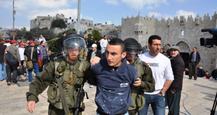 الاحتلال يعتقل شابًا مقدسيًا من داخل باحات الأقصى