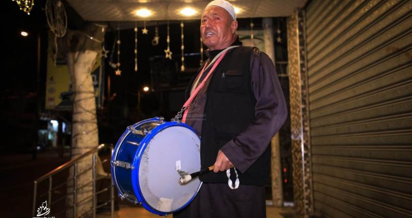 الحاج "قطروس".. 60 عاماً في مهنة المسحراتي