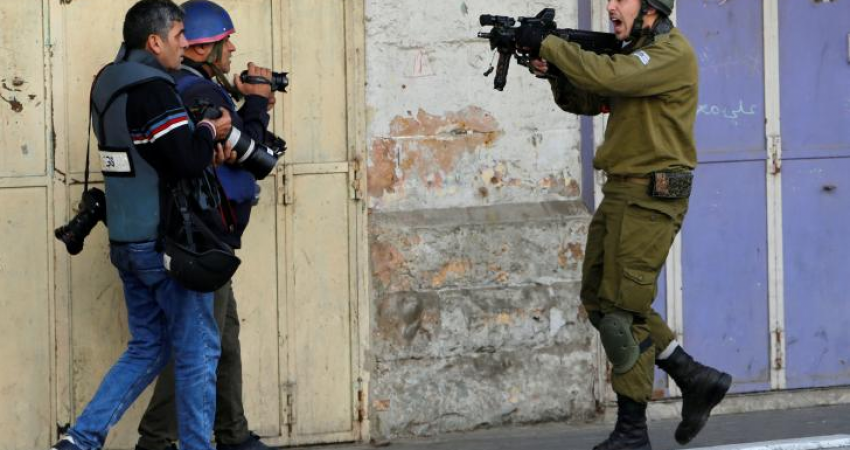 53 انتهاكًا ضد الحريات الإعلامية الفلسطينية في مارس الماضي