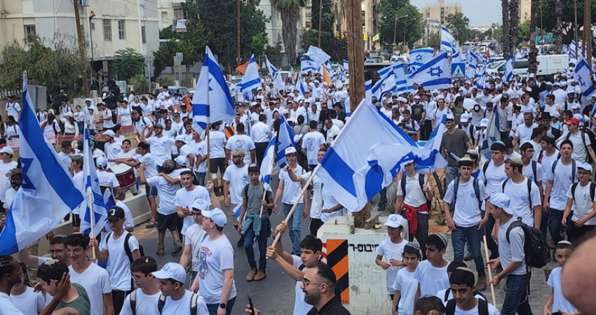 مسيرة أعلام للمستوطنين في اللد بحماية قوات الاحتلال