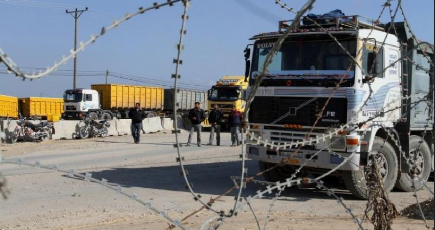 "إسرائيل" تدرس وقف إدخال بعض المواد الخام لغزة