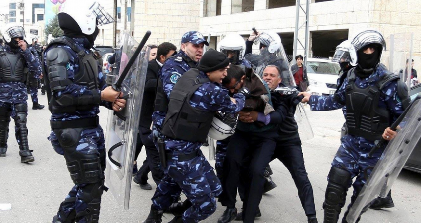 أهالي المعتقلين السياسيين يستنكرون حملة الاعتقالات ضد طلبة الجامعات في الضفة