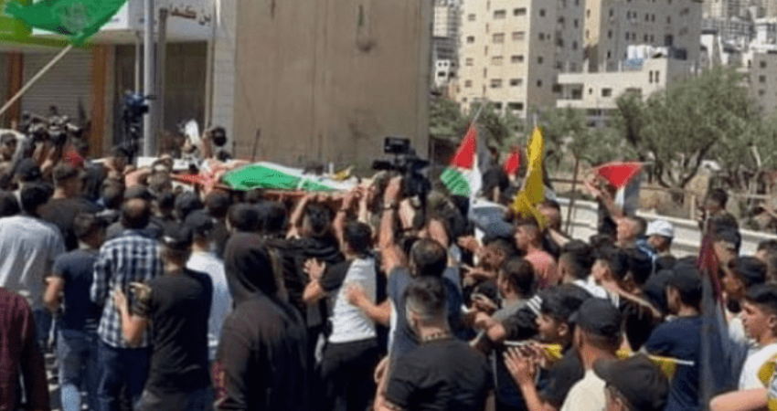 جماهير غفيرة تشيع جثمان الشهيد موسى ادريس في نابلس