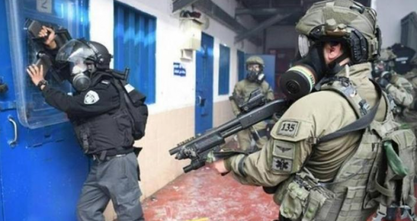 توتر يسود سجن "رامون" بعد اعتداء الاحتلال على عدد من الأسرى