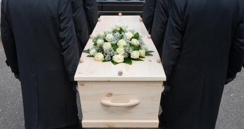 خلال جنازتها.. فيديو لامرأة تستفيق داخل النعش
