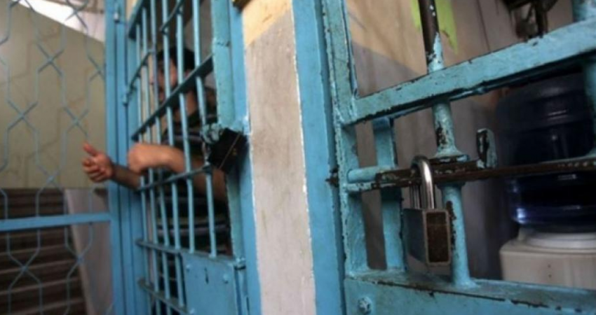 أسيران محرران مضربان عن الطعام في سجون السلطة بالضفة