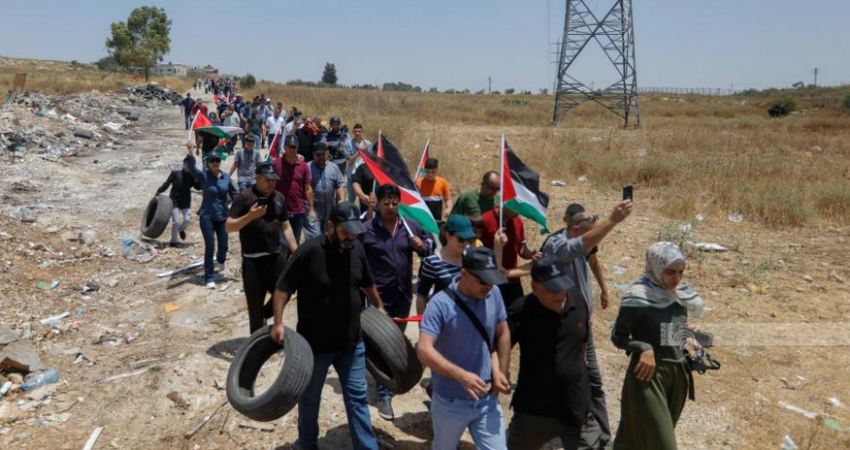 أهالي "صفا" يجبرون المستوطنين على إخلاء البؤرة الاستيطانية عن أراضيهم