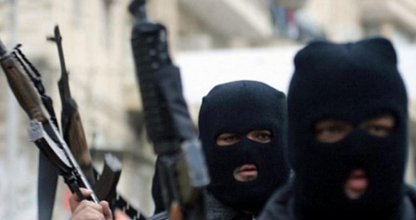 مسلحون من حركة فتح يغلقون محال تجارية في نابلس.. ما السبب؟