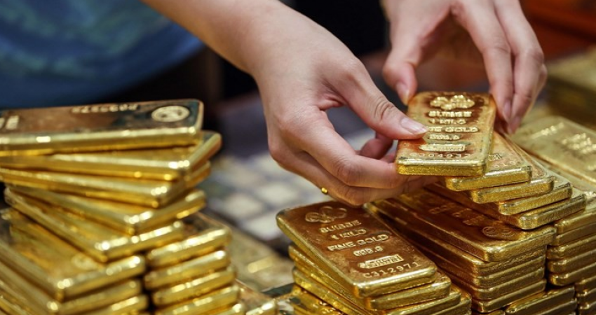 الدولار ينخفض بعد ارتفاع الذهب