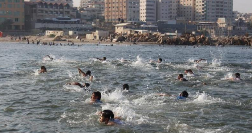غزة: تحذيرات للمواطنين من خطورة السباحة في البحر خلال الأسبوع الجاري
