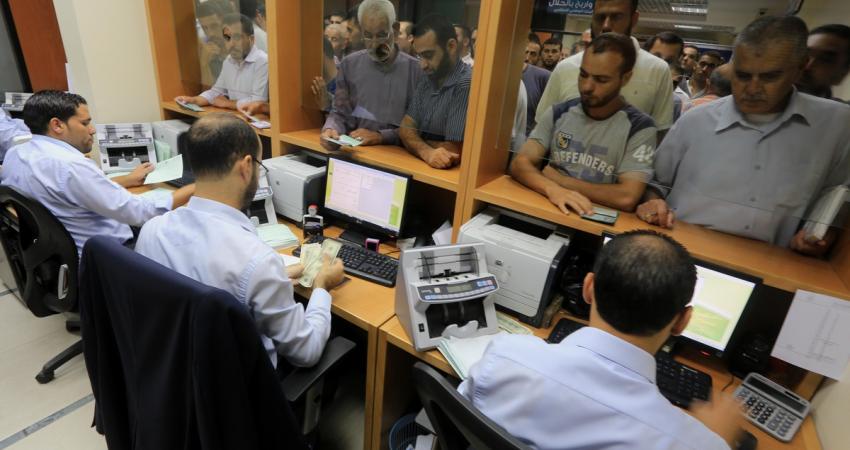 المالية بغزة: صرف رواتب الموظفين الأربعاء القادم بنسبة 55%