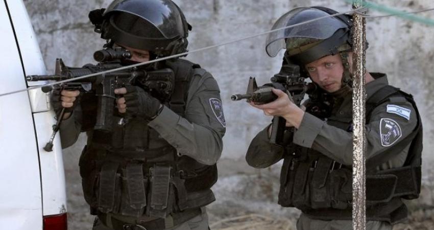 الاحتلال يعتقل شابا بعد إصابته بالرصاص شرق قلقيلية