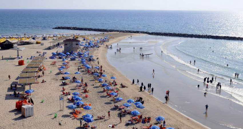 الاحتلال يمنع الاستحمام على شاطئ زيكيم القريب من غزة
