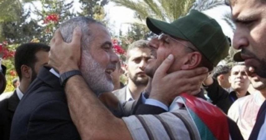 المحرر الشهيد مهدي شاور لحظة تحرره بصفقة وفاء الأحرار.