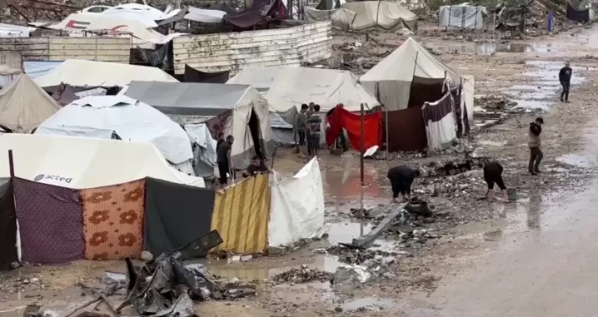 خيام تغرق.webp