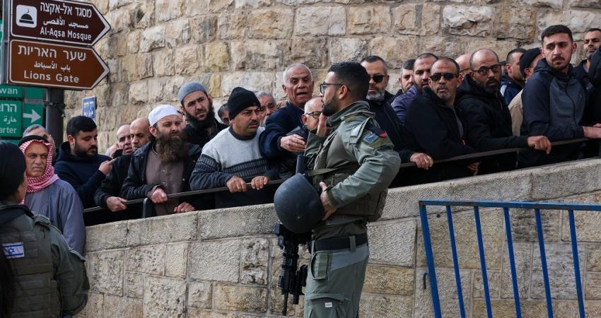 صلاة الجمعة في شارع صلاح الدين