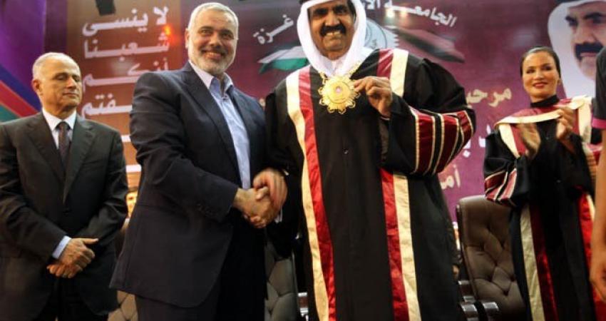 صورة للأمير  الشيخ حمد بن خليفة آل ثاني في زيارته لغزة