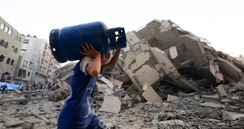 مواطن أثناء تسليم جرة الغاز