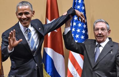 3B55959200000578-4029044-Cuban_President_Raul_Castro_right_raises_US_President_Barack_Oba-a-37_1481671251625_122101