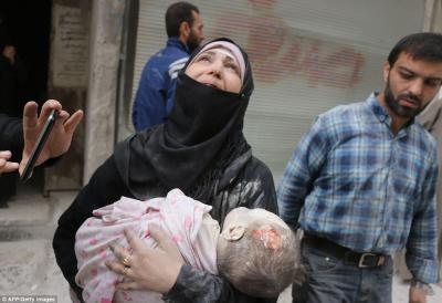 3B5653B000000578-4029044-A_Syrian_woman_carries_the_body_of_her_infant_after_he_was_retri-a-17_1481671250429_366566