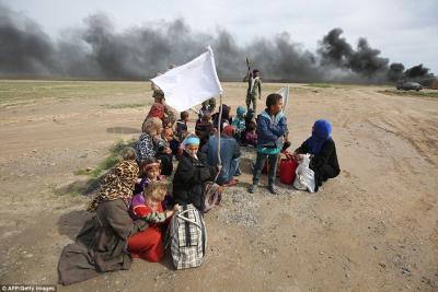 3B5594BF00000578-4029044-Displaced_Iraqi_families_gather_as_they_flee_a_military_operatio-a-46_1481671251857_746491