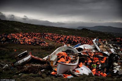 3B55933400000578-4029044-Wrecked_boats_and_thousands_of_life_jackets_used_by_refugees_and-a-50_1481671252002_581045