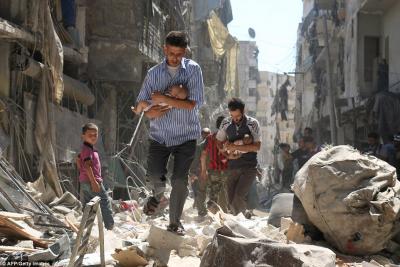 3B563D8E00000578-4029044-Syrian_men_carrying_babies_make_their_way_through_the_rubble_of_-a-21_1481671250436_758669