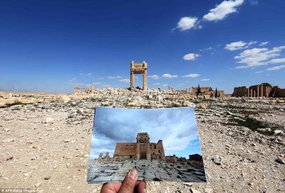 3B55971200000578-4029044-A_photographer_holds_his_picture_of_the_Temple_of_Bel_taken_on_M-a-36_1481671251621_620610