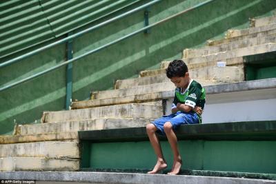 3B569FB100000578-4029044-A_boy_sits_alone_on_the_stands_during_a_tribute_to_the_players_o-a-65_1481661474886_474592