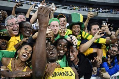 3B56295400000578-4029044-Jamaica_s_Usain_Bolt_takes_selfie_photos_as_he_celebrates_with_f-a-25_1481671250765_276954