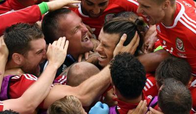 bale-wales-players-celebrating