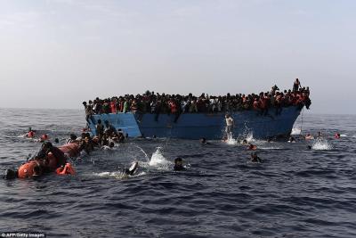 3B56714D00000578-4029044-Migrants_some_of_whom_are_swimming_or_holding_on_to_buoys_off_th-a-10_1481671250426_767108