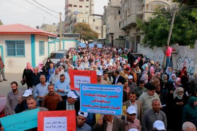 مسيرة احتجاجية لموظفي الوكالة شمال القطاع احتجاجًا على تقليص الخدمات (5)