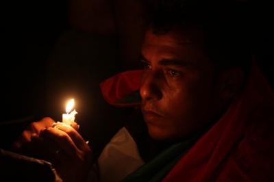 فلسطينيون وأجانب يشاركون في مسيرة بالشموع بغزة تنديداً بقتل الناشط الايطالي فيتوريو اريجوني