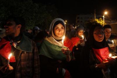 فلسطينيون وأجانب يشاركون في مسيرة بالشموع بغزة تنديداً بقتل الناشط الايطالي فيتوريو اريجوني