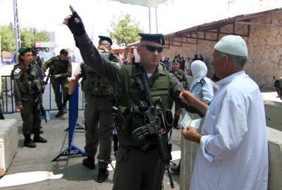صور: الاحتلال يمنع الفلسطينيين من الصلاة في الأقصى