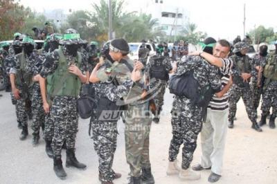 صور: القسام يزور أسر الشهداء بدير البلح