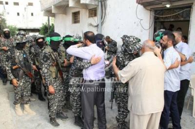 صور: القسام يزور أسر الشهداء بدير البلح