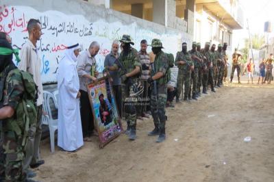 صور: زيارة القسام عوائل الشهداء لتهنئتهم بالعيد بالنصيرات‎
