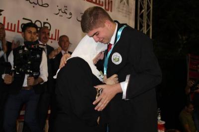 صور: الأول على فلسطين يقبل قدم والدته