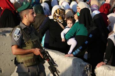 معاناة الفلسطينيين على حاجز قلنديا