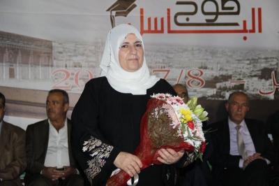 صور: الأول على فلسطين يقبل قدم والدته