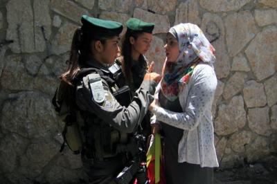 صور: الاحتلال يمنع الفلسطينيين من الصلاة في الأقصى